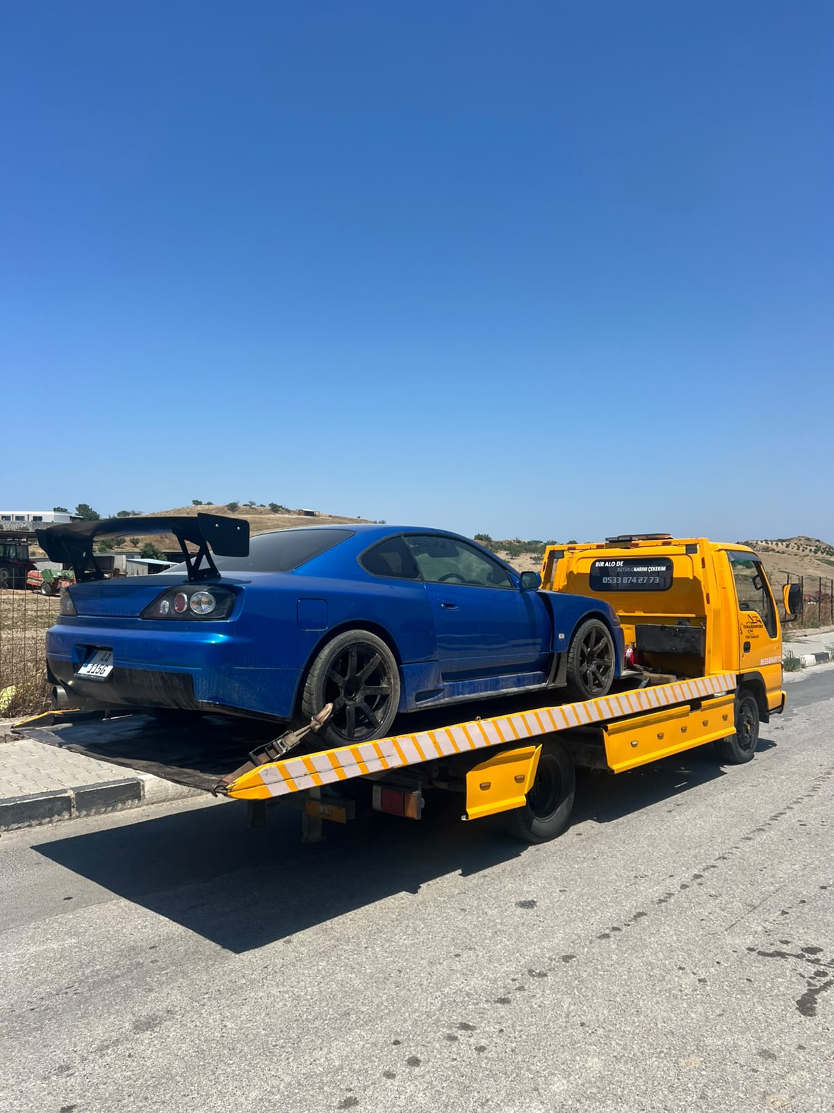 Gülyağı Recovery çekici üzerinde mavi spor otomobil