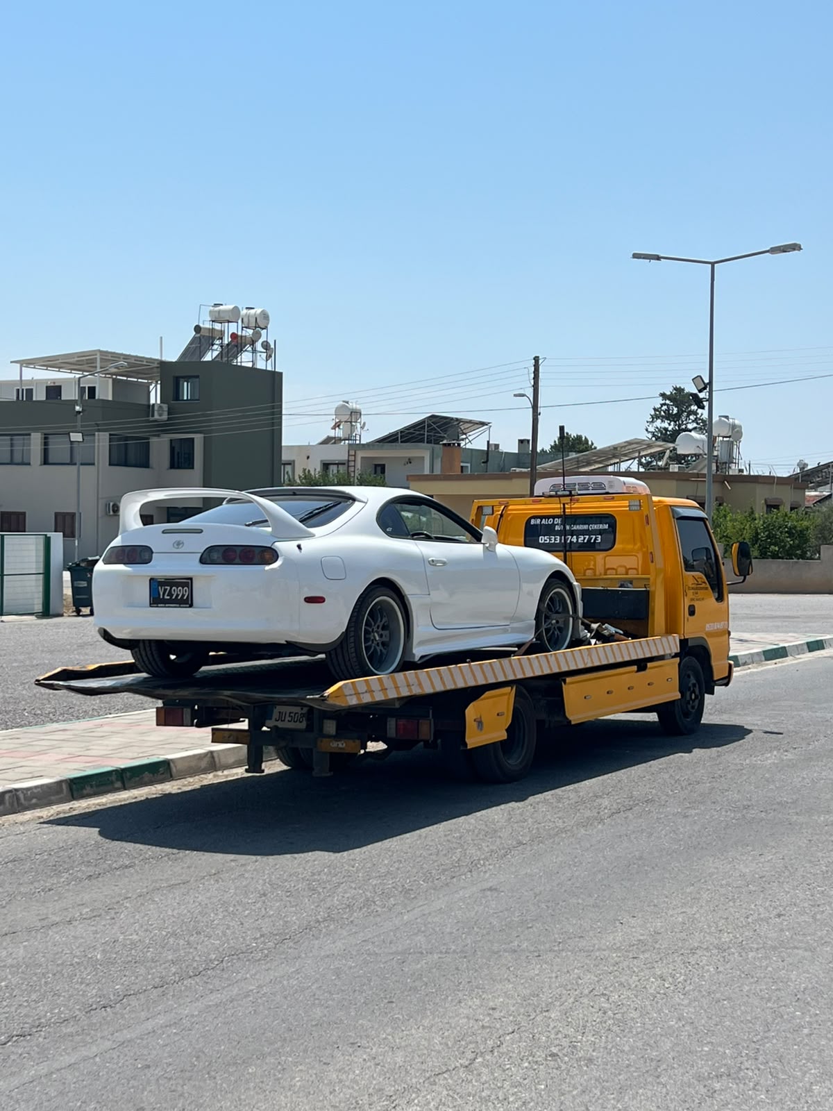Gülyağı Recovery çekici üzerinde beyaz spor otomobil